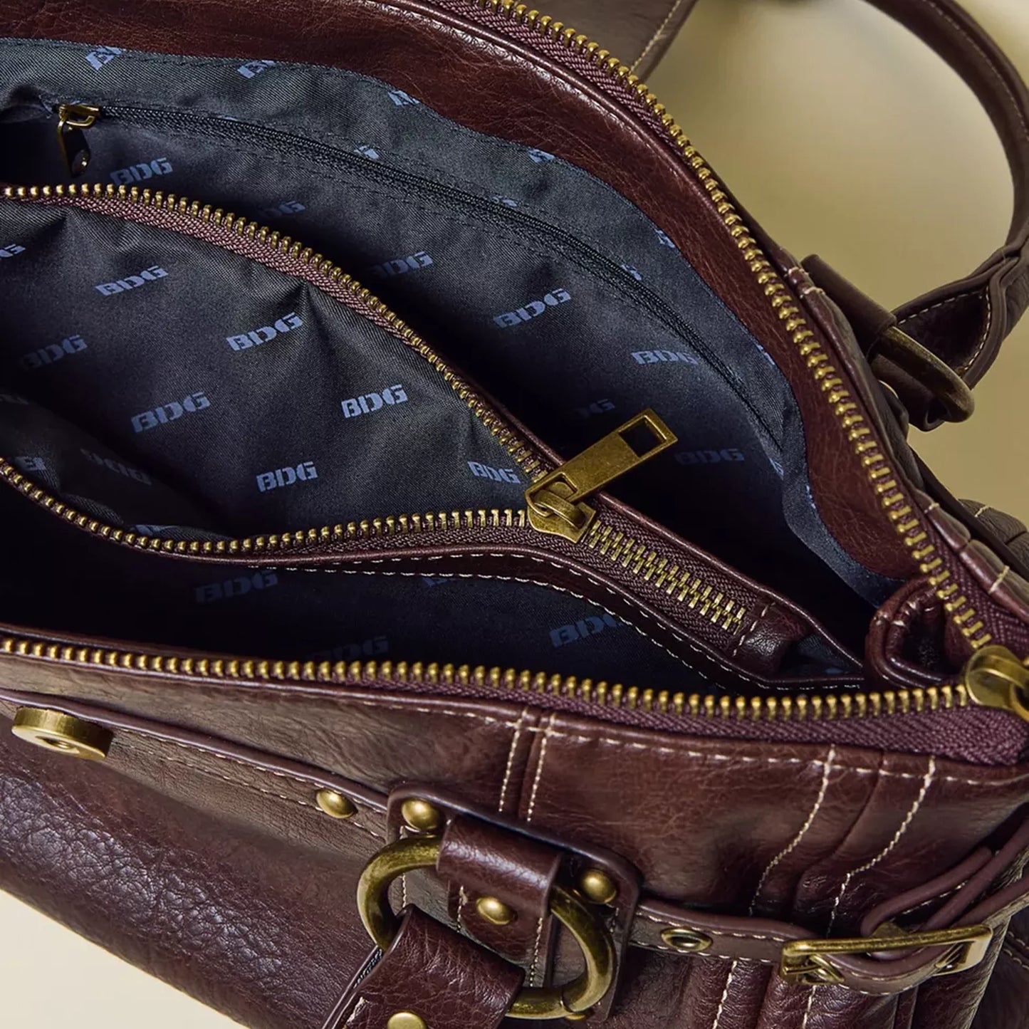 Zipped main compartment and inner pocket